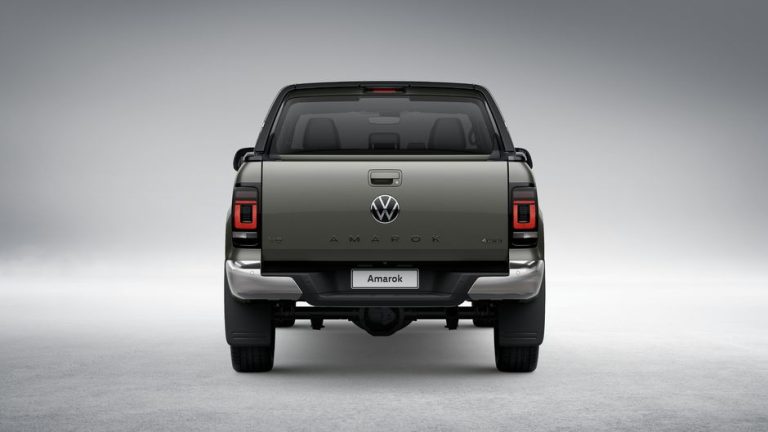 108-3842-imagem-ar-lam-amarok-25-extreme-v6-at-4x4-basico-traseira-3x3x-oliver--estu-adv